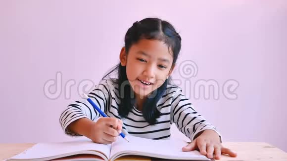 亚洲小女孩在笔记本上画视频的预览图