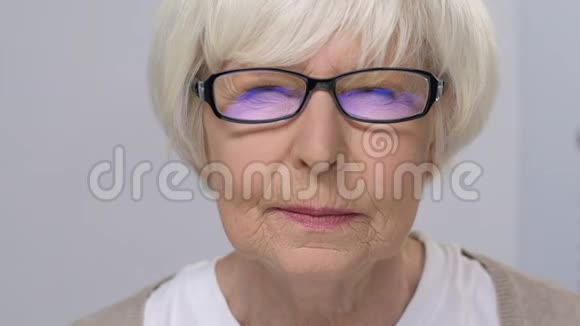 老年女性因眼镜健康问题诊所而无法集中视力视频的预览图