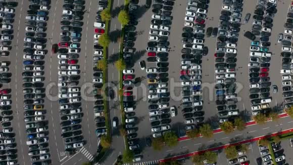 空中俯瞰超市停车场有很多汽车视频的预览图