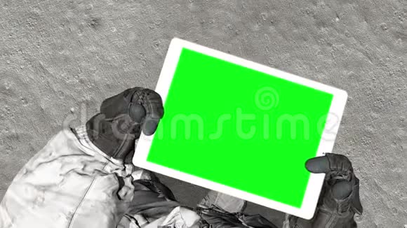 月球上的宇航员用绿色屏幕在笔记本电脑上打字POV视频的预览图