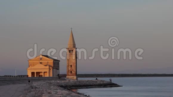 日落于海边的一个小教堂视频的预览图