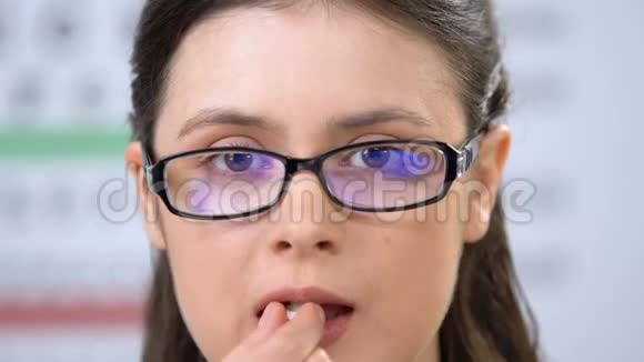 戴眼镜的妇女服用维生素以改善视力健康治疗和预防视频的预览图