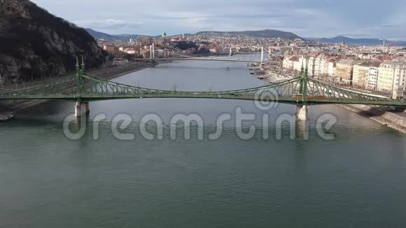 匈牙利布达佩斯自由桥鸟瞰图视频的预览图