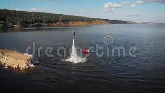 运动员白天在湖上飞行表演魔术空中绕景飞行视频的预览图