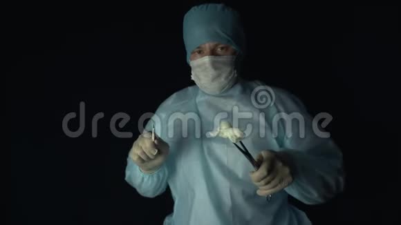 外科医生在手术前向病人倾斜第一人称视图带手术刀的医生外科医生或外科医生视频的预览图