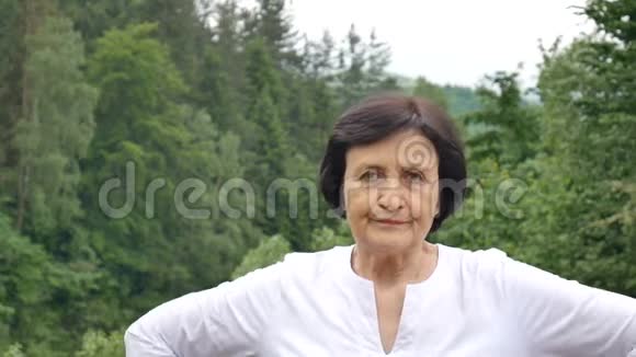 一幅充满不满好斗的老妇人的肖像她留着一头乌黑的短发脸上布满皱纹看着镜头视频的预览图