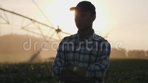 农民观看灌溉玉米地视频的预览图