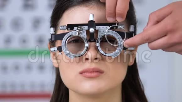 医生在女性病人的眼睛上戴光镜视力不好视频的预览图