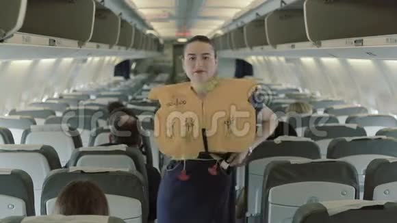 年轻的空姐用救生衣展示了她的手法视频的预览图