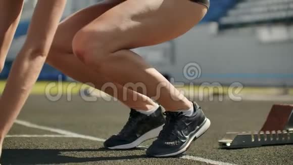 慢动作女运动员在400米内等待比赛开始女运动员在100米内等待比赛开始视频的预览图