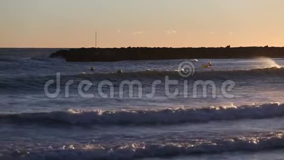 波浪来到海滩视频的预览图
