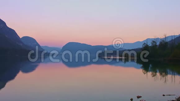 日落后的博欣吉湖风景如画斯洛文尼亚视频的预览图