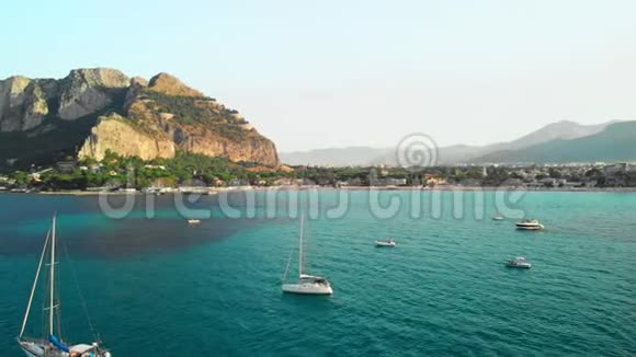 巴勒莫意大利西西里2019年8月白色帆船豪华游艇背景的岩石山岛屿和视频的预览图