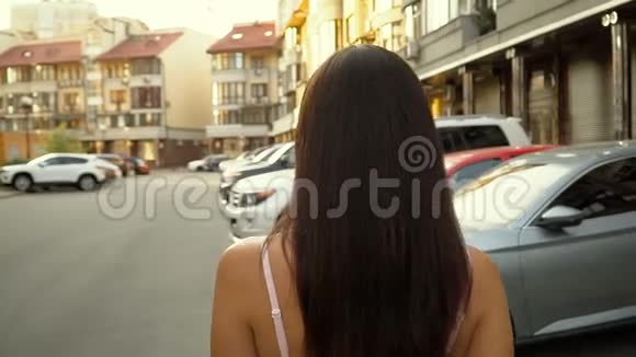 在停车场摆姿势的女孩相机正在跟随模型视频的预览图