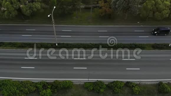 市区道路的鸟瞰图视频的预览图