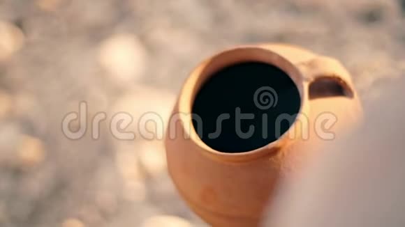 一个女人从空罐子里倒沙子节约用水的概念视频的预览图