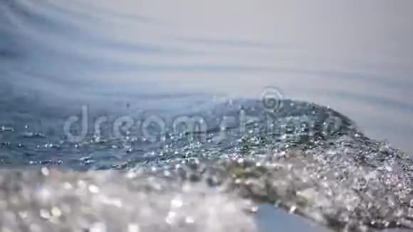 航海产生的波浪和海绵视频的预览图