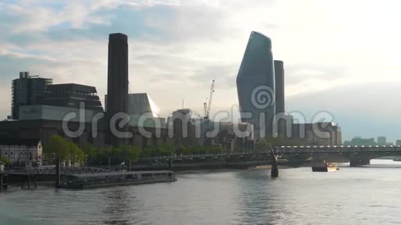 伦敦城市日落伦敦千年大桥视频的预览图