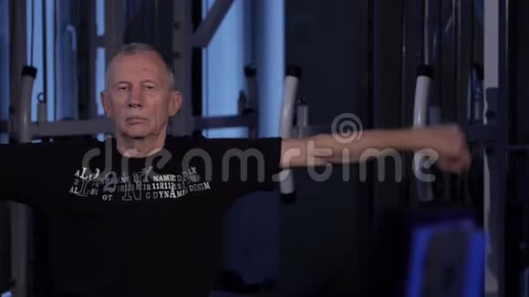 一个同龄的人在健身房为手臂做关节体操前臂旋转复制空间视频的预览图
