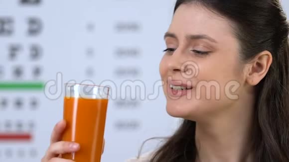 女性饮用美味的胡萝卜汁补充视力健康营养视频的预览图