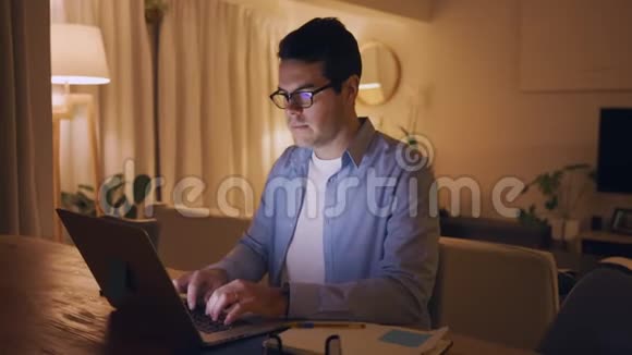 一个人在家里用笔记本电脑工作到深夜的画像视频的预览图