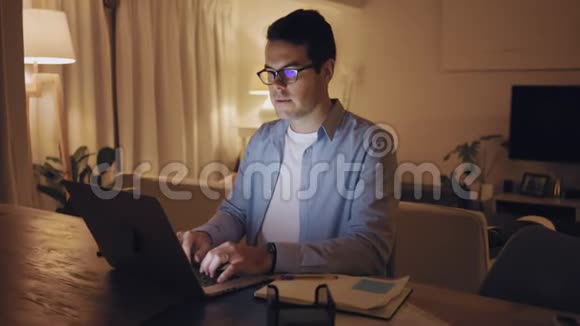 深夜使用笔记本电脑的男人视频的预览图