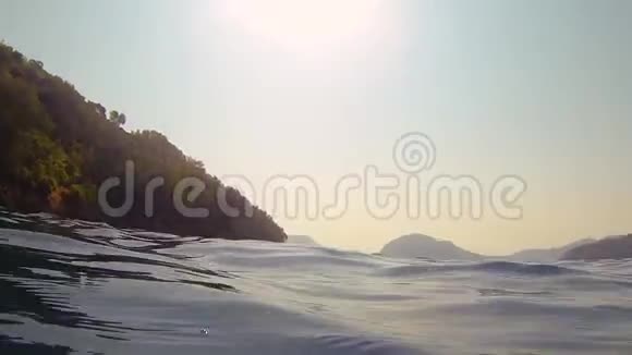 在美丽的海湾航行游艇从水中拍摄海浪视频的预览图