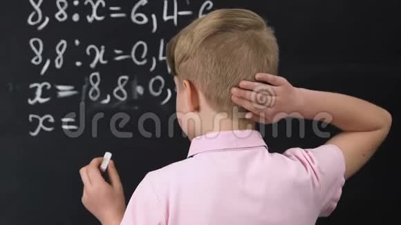 学生解方程写在黑板上挠头思考视频的预览图
