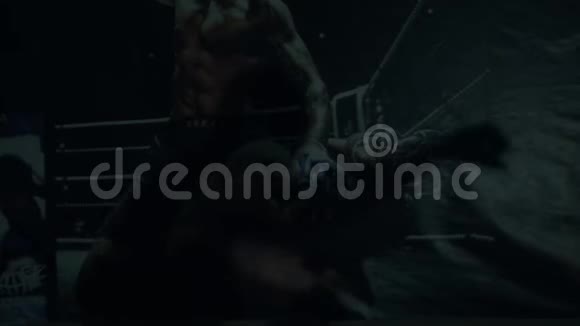 墙上的拳击手影子用手视频的预览图