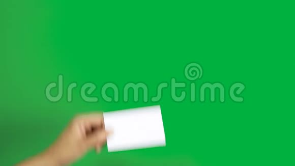 4K一组女性手显示空白白色名片纸在3个不同的动作上隔离色度键绿色屏幕视频的预览图