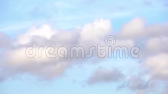 4K时间推移奇妙的不可思议的美丽的白色的蓬松云视频的预览图