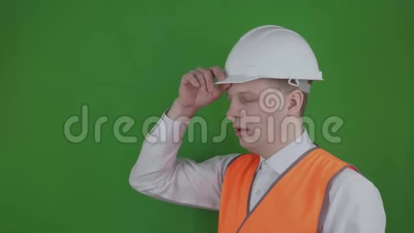 疲惫的工程师或建筑工人擦汗从他的额头由于新的建设在Chromakey上的老头子房地产视频的预览图