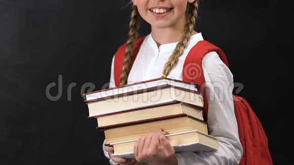 快乐的小女孩拿着书包喜欢上学视频的预览图