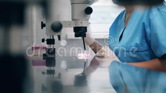 一名女科学工作者正在对医学样本进行检测视频的预览图