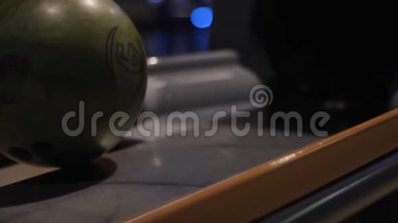 保龄球在手上滚动球的重量不同自动滑视频的预览图