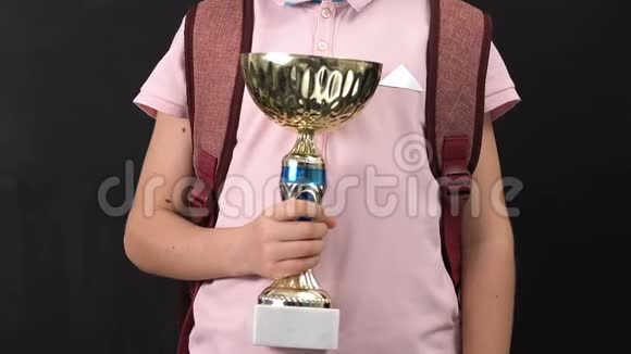 快乐的小学生拿着背包举行挑战杯第一次取得学业成绩视频的预览图