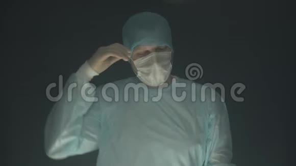劳累的外科医生在医院做手术或手术后脱下手套口罩和帽子视频的预览图