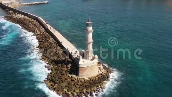 空中无人机视频标志性威尼斯灯塔在风景如画的老港口查尼亚入口与美丽的颜色克里特岛视频的预览图