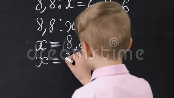 小男孩在黑板上写方程式在学校上课后视视频的预览图