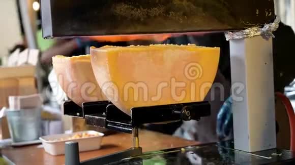伦敦Borough市场一个街头食品摊上的传统奶酪拉盘视频的预览图