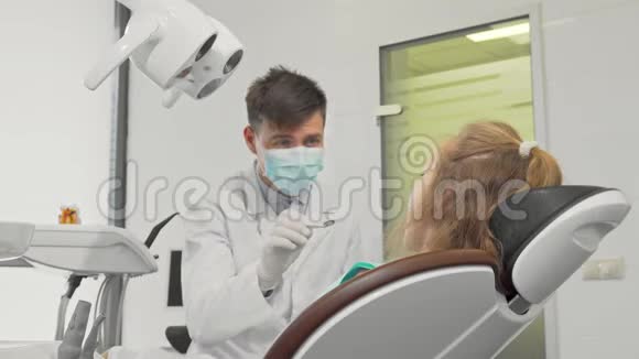 在诊所进行牙科检查后年轻女孩对着镜头微笑视频的预览图