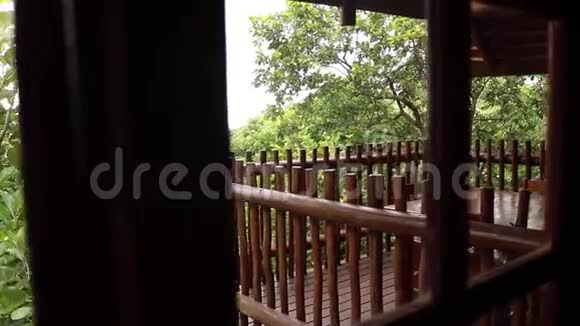 木制非洲木屋露台和家具视频的预览图