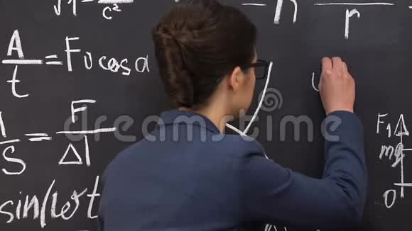 女老师在黑板上写物理公式精确的科学研究视频的预览图