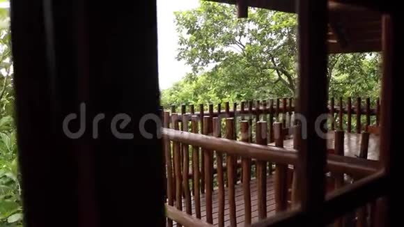 带有庭院家具的非洲木屋露台视频的预览图