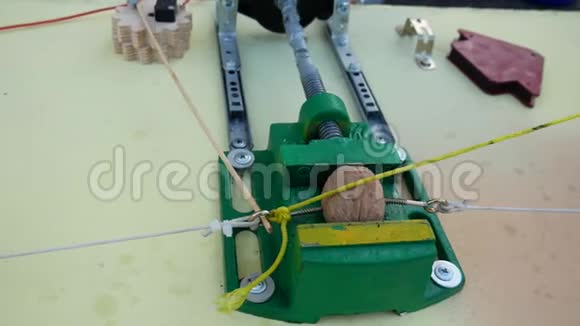 鲁贝戈德伯格机器老虎钳挤压和分裂螺母橡皮拉和拉绳视频的预览图