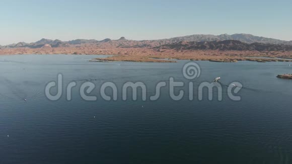阿兹美丽的哈瓦苏湖的无人机镜头视频的预览图