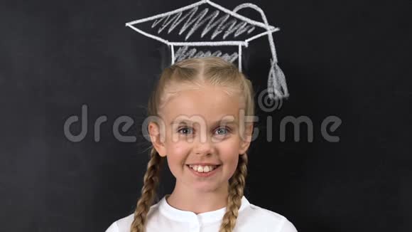 戴着方形学术帽的女学生头上戴着微笑镜头视频的预览图