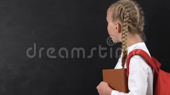 兴奋的女孩用手指指着黑板学校课程课文模板视频的预览图