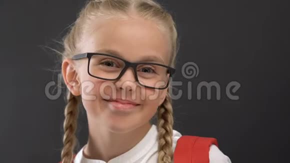 戴眼镜的漂亮女学生对着黑板对着镜头眨眼教育视频的预览图