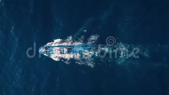 在大西洋航行的渔船的俯视图视频的预览图